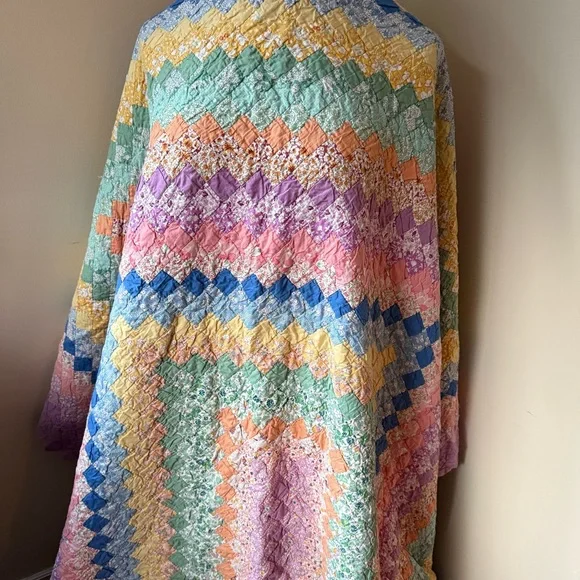 1930s Hand-stitched Diamond Quilt‎ - Picture 2 of 11